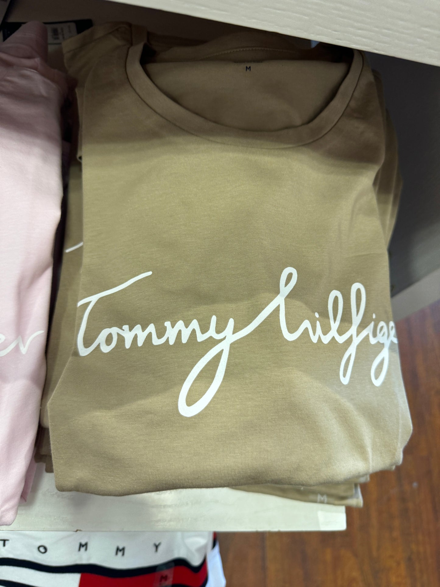 Camiseta feminina TOMMY HILFIGER lisa com logo em manuscrito