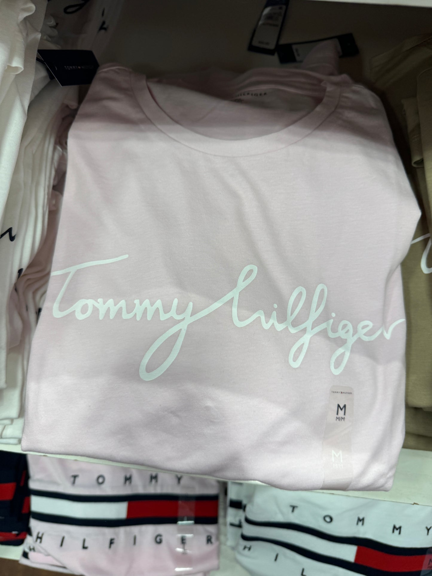 Camiseta feminina TOMMY HILFIGER lisa com logo em manuscrito