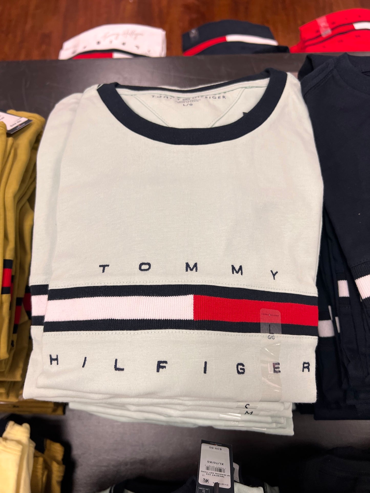 Camiseta TOMMY HILFIGER masculina com detalhe no peito