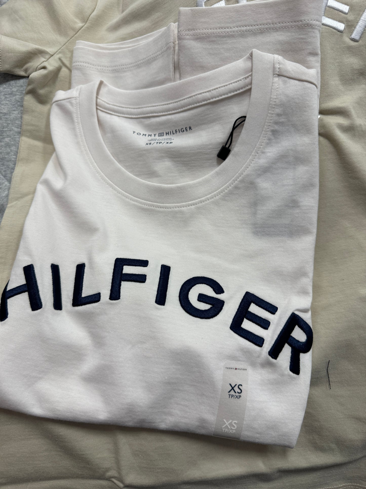 Camiseta feminina TOMMY HILFIGER com logo bordado grande